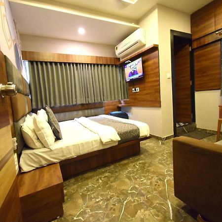 Hotel Lake Palace 아흐메다바드 외부 사진