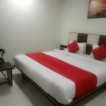 Hotel Lake Palace 아흐메다바드 외부 사진
