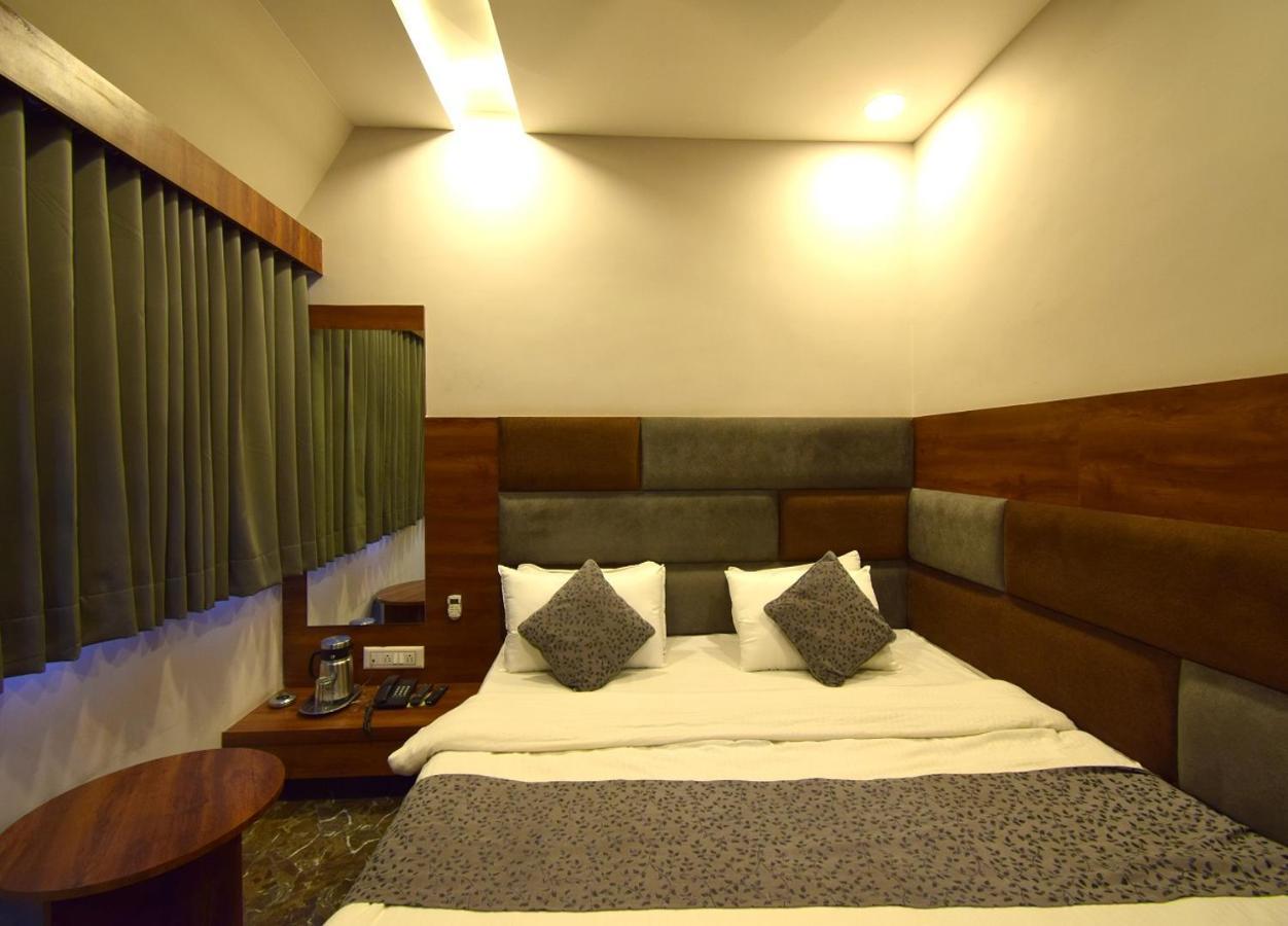 Hotel Lake Palace 아흐메다바드 외부 사진
