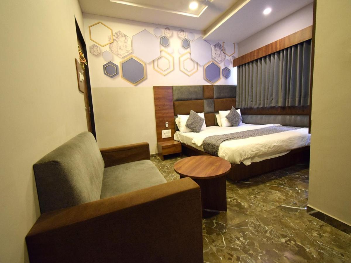 Hotel Lake Palace 아흐메다바드 외부 사진