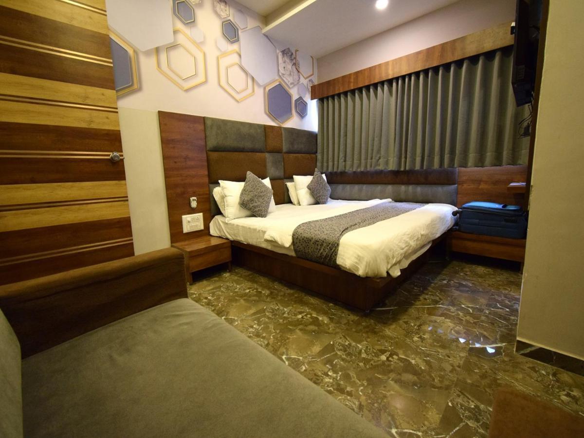 Hotel Lake Palace 아흐메다바드 외부 사진