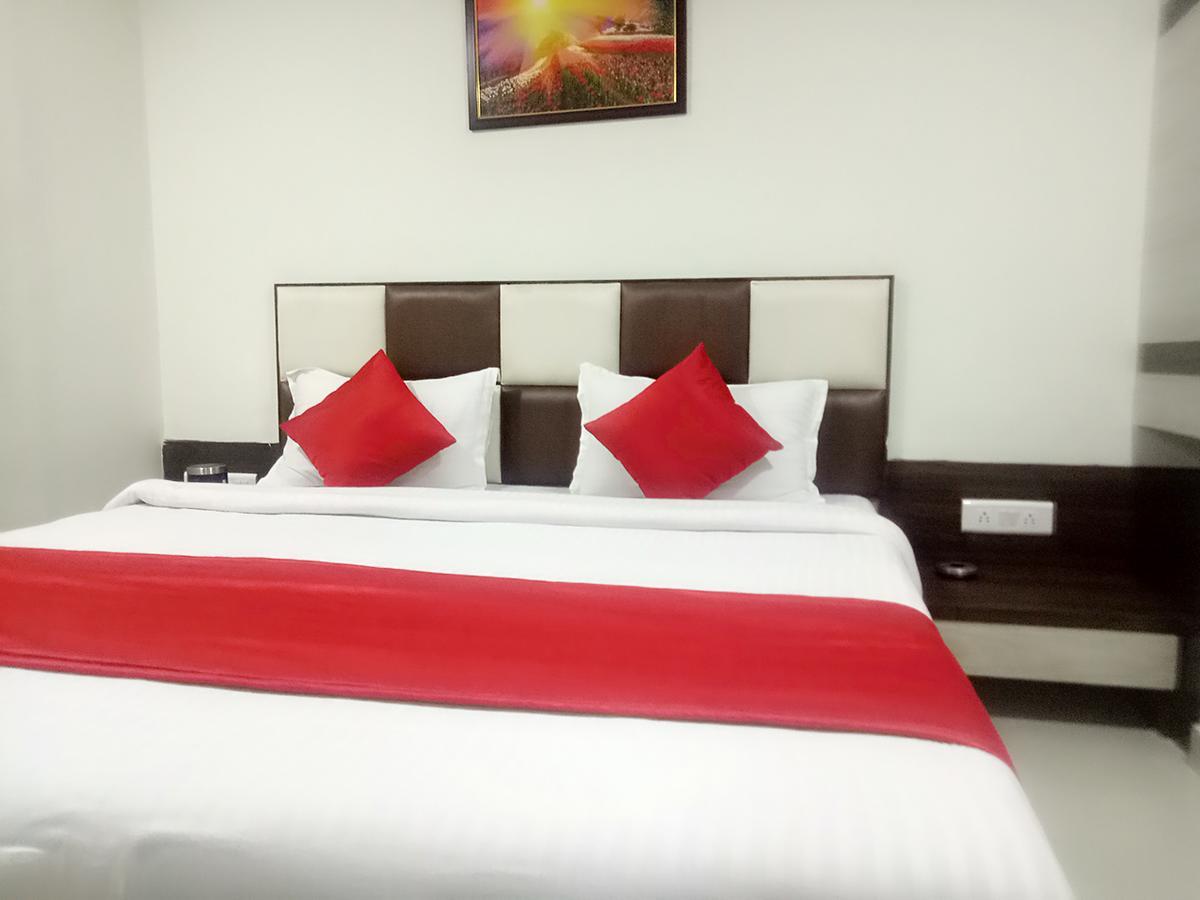 Hotel Lake Palace 아흐메다바드 외부 사진