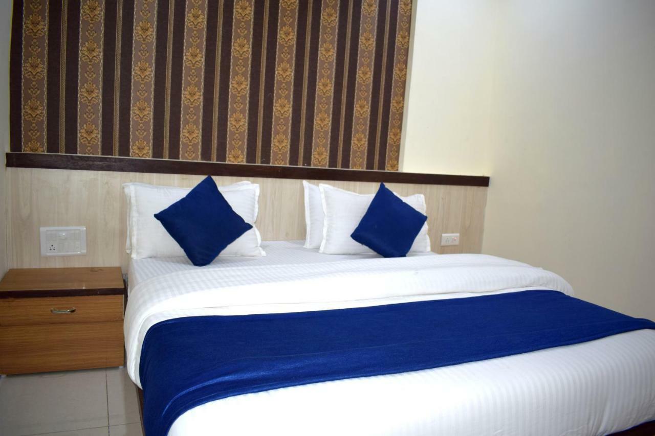 Hotel Lake Palace 아흐메다바드 외부 사진